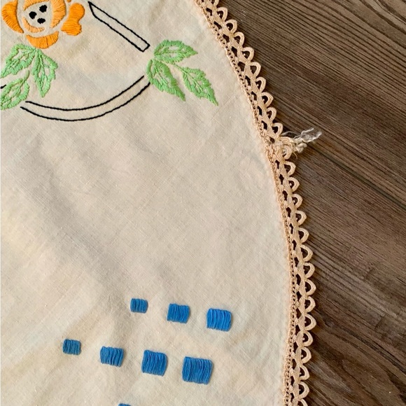 Vintage Handmade Embroidered Round Doily Crocheted Table Cloth 33” - Picture 5 of 9